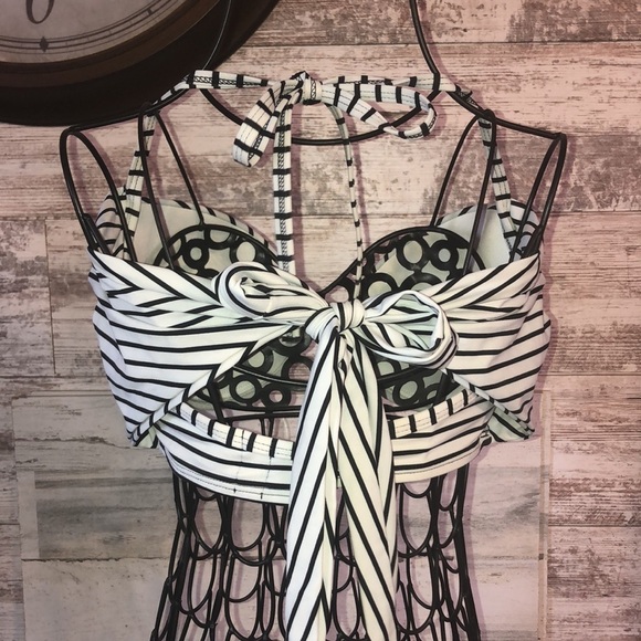 Victoria’s Secret swim suit top bikini top stripped swim wear size 32DD summer - Picture 2 of 8